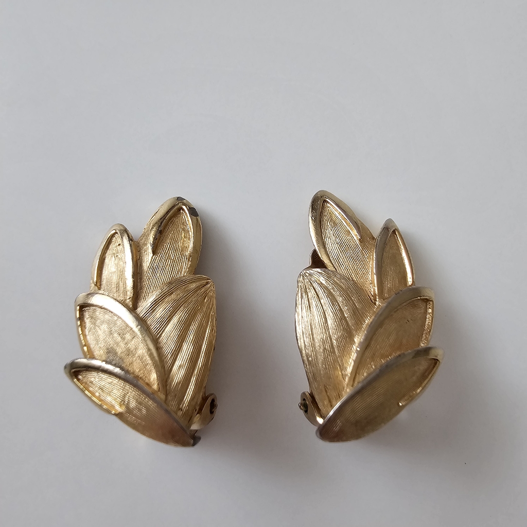 Vintage Signed Kramer Of New York Gold Tone Leaf Clip-On Earrings Textured 1950s